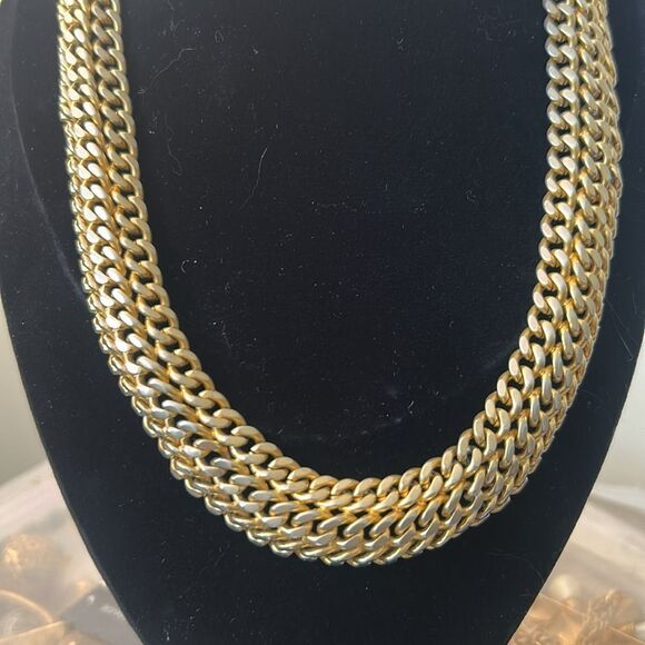 Elegant Gold-Tone Chain Necklace - Picture 2 of 3